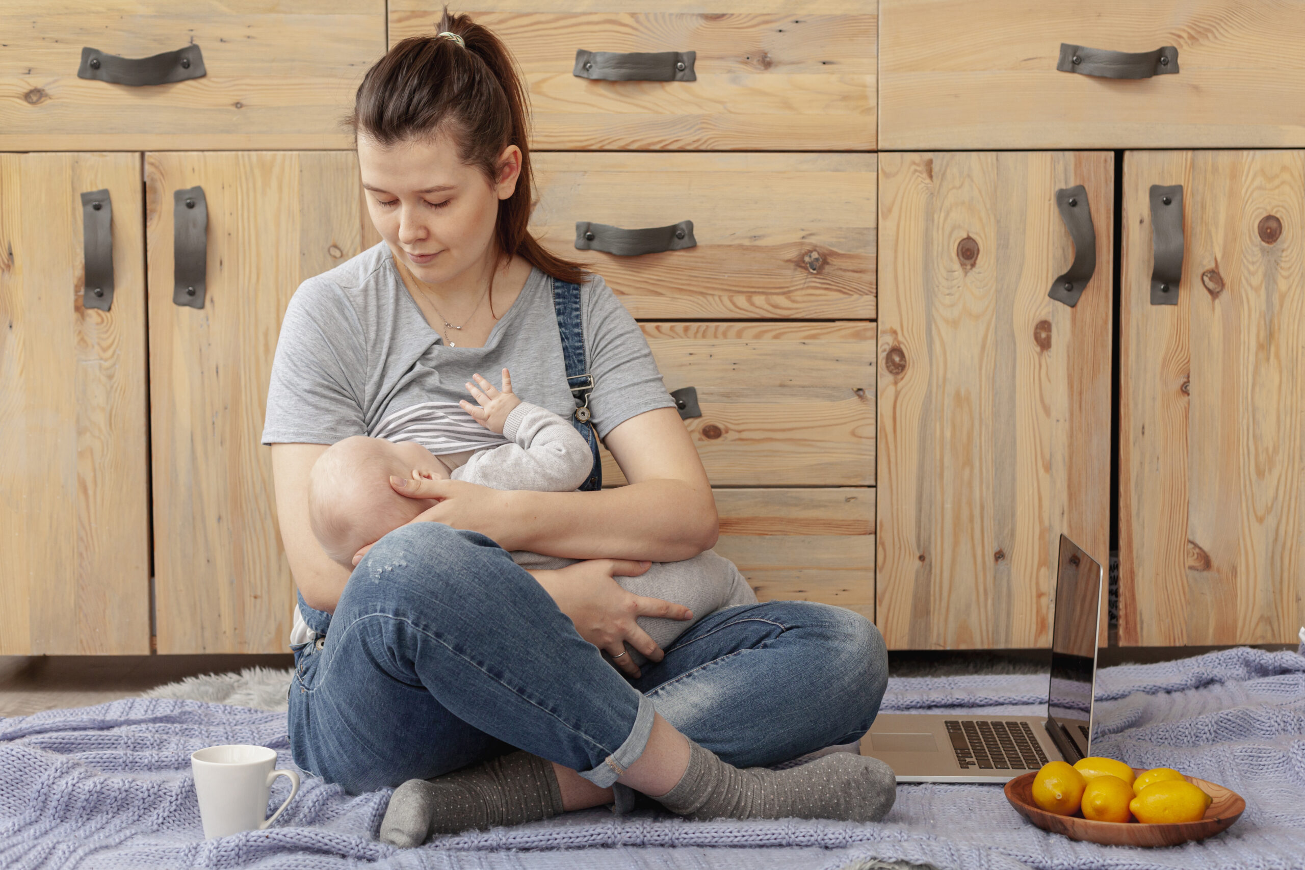5 Best Breastfeeding Positions: Nurturing Your Baby in Comfort and Bonding 2 Best Breastfeeding Positions