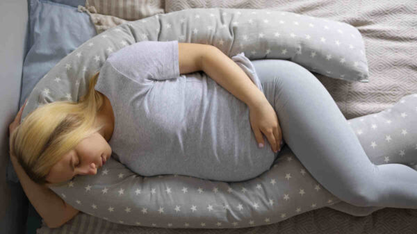 How to Use a Pregnancy Pillow for Better Sleep and Comfort 10 How to Use a Pregnancy Pillow